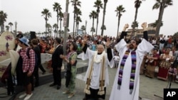 Para pemimpin kelompok agama yang berbeda-beda bersatu dalam upacara "Pemberkatan Ombak" di Pantai Huntington, California. (Foto: Dok)