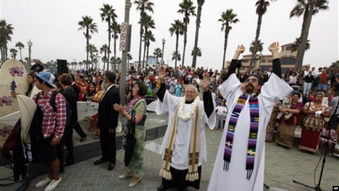 Para pemimpin kelompok agama yang berbeda-beda bersatu dalam upacara "Pemberkatan Ombak" di Pantai Huntington, California. (Foto: Dok)