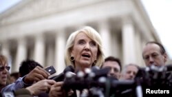 La gobernadora de Arizona Jan Brewer reafirmó su idea de que el programa de Acción Diferida para los Llegados en la Infancia no es más que una "amnistía clandestina".