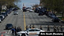 Des agents des forces de l'ordre surveillent les rues entourant le Capitole et les bâtiments du Congrès à la suite d'une menace de sécurité au Capitole des États-Unis à Washington, D.C., États-Unis, le 2 avril 2021.