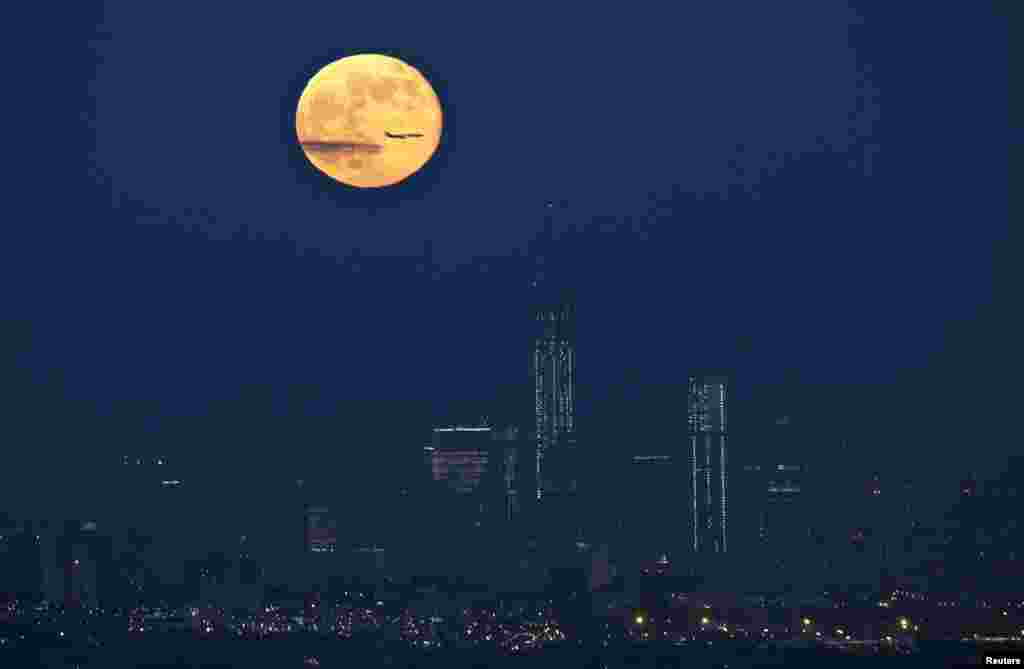 Bulan purnama super atau &quot;supermoon&quot; tampak di atas langit Manhattan, New York terlihat dari kota West Orange, New Jersey, 23 Juni kemarin. 