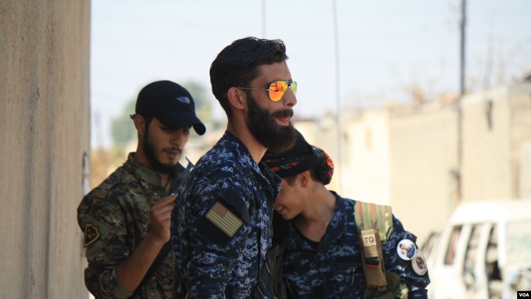 Unit-unit pasukan koalisi pimpinan AS membantu pejuang Kurdi dan Arab mengambil alih Raqqa, yang pernah diklaim sebagai ibu kota de facto ISIS, 20 Agustus 2017. (H.Murdock/VOA) 