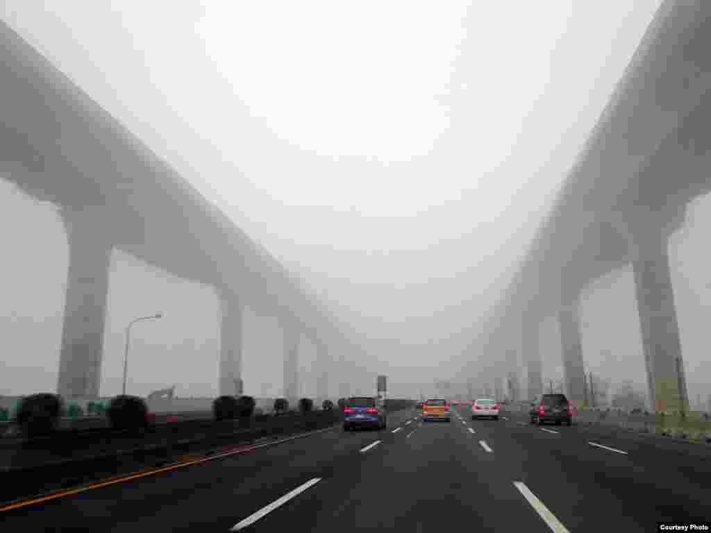 The newly built viaduct from Wuhu to Yangmei in Taiwan swathed in morning fog. (Photo taken by Tsao Shin Lin on Mar. 17, 2013/Taiwan/VOA reader) 