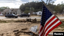 Los automóviles circulan por una carretera afectada por las inundaciones tras el paso del huracán Helene en Old Fort, Carolina del Norte, EEUU, el 4 de octubre de 2024.