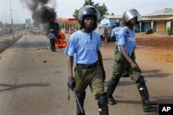 Des policiers guinéens face aux militants de l'UFDG de Cellou dalein Diallo