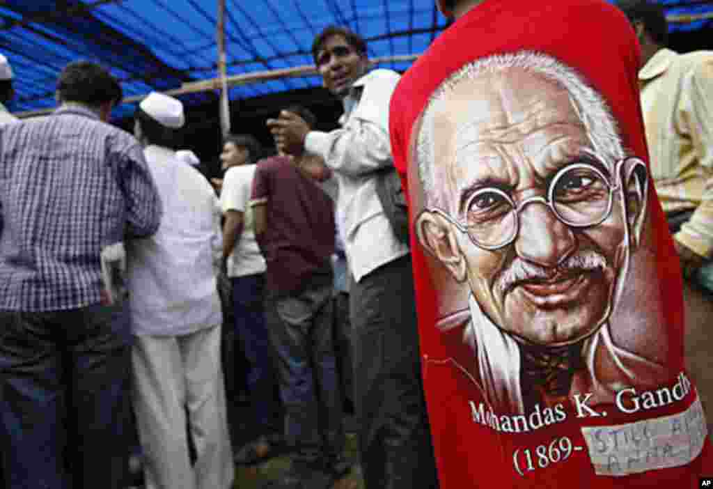 A supporter of veteran Indian social activist Anna Hazare wearing t-shirt with portrait of Mahatma Gandhi participates in a protest rally against corruption in Mumbai August 17, 2011. Protests swelled across India on Wednesday in support of self-styled Ga