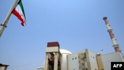 지난 2010년 이란 남부 부셰르 외곽의 부셰르 원자력발전소의 원자로 앞에 이란 깃발이 날리고 있다. 