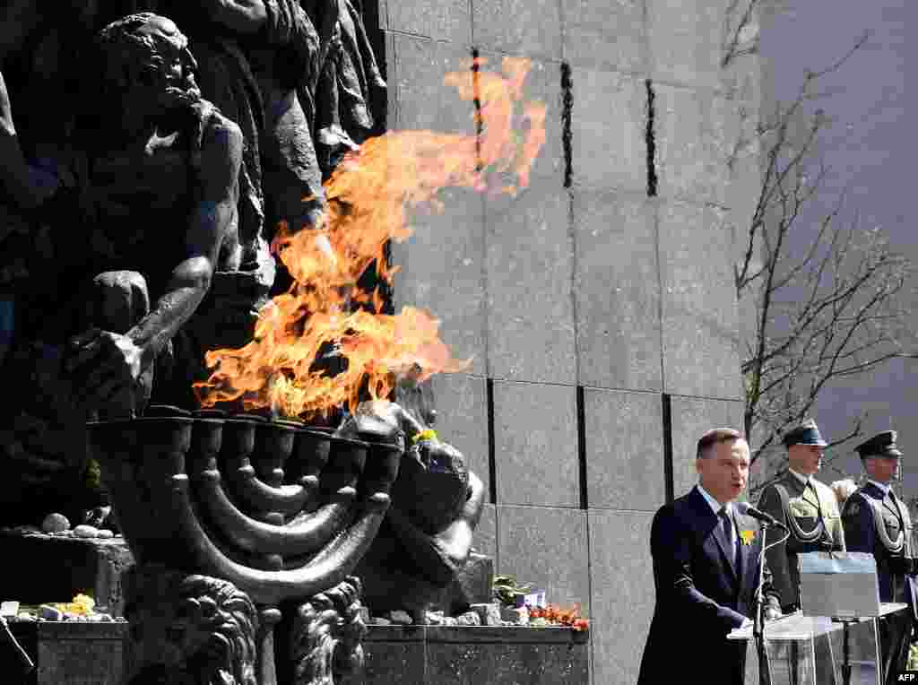 폴란드 &#39;게토 봉기&#39; 75주년을 맞아 바르샤바의 게토 영웅 기념비에서 열린 기념식에서 두다 폴란드 대통령이 연설하고 있다. &#39;게토 봉기&#39;는 유대인들이 나치 점령군을 공격한 사건이다.