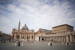 Lapangan St. Peter kosong akibat kebijakan lockdown karena corona. (Foto: AP)