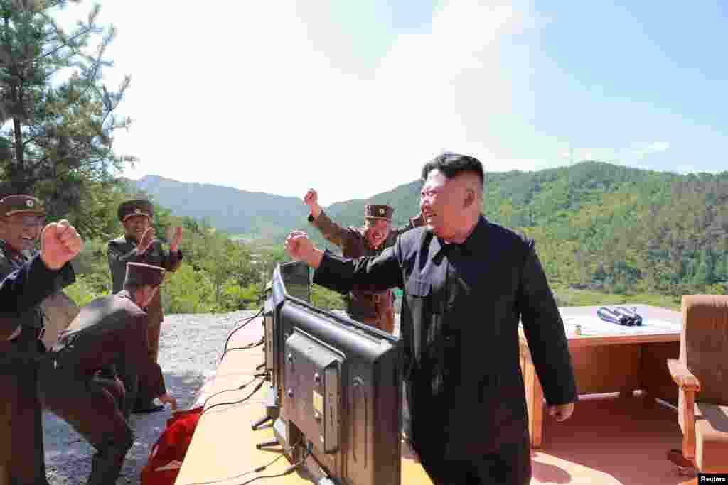 북한의 김정은 국무위원장이 탄도미사일 &#39;화성-14형&#39; 발사 성공 소식에 환호하고 있다.