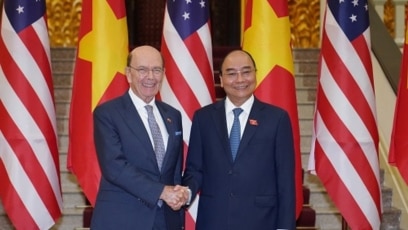 Bộ Trưởng Thương mại Hoa Kỳ Wilbur Ross và Thủ tướng Việt Nam Nguyễn Xuân Phúc tại Hà Nội, ngày 08/11/2019. Photo Chinhphu