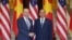 Bộ Trưởng Thương mại Hoa Kỳ Wilbur Ross và Thủ tướng Việt Nam Nguyễn Xuân Phúc tại Hà Nội, ngày 08/11/2019. Photo Chinhphu