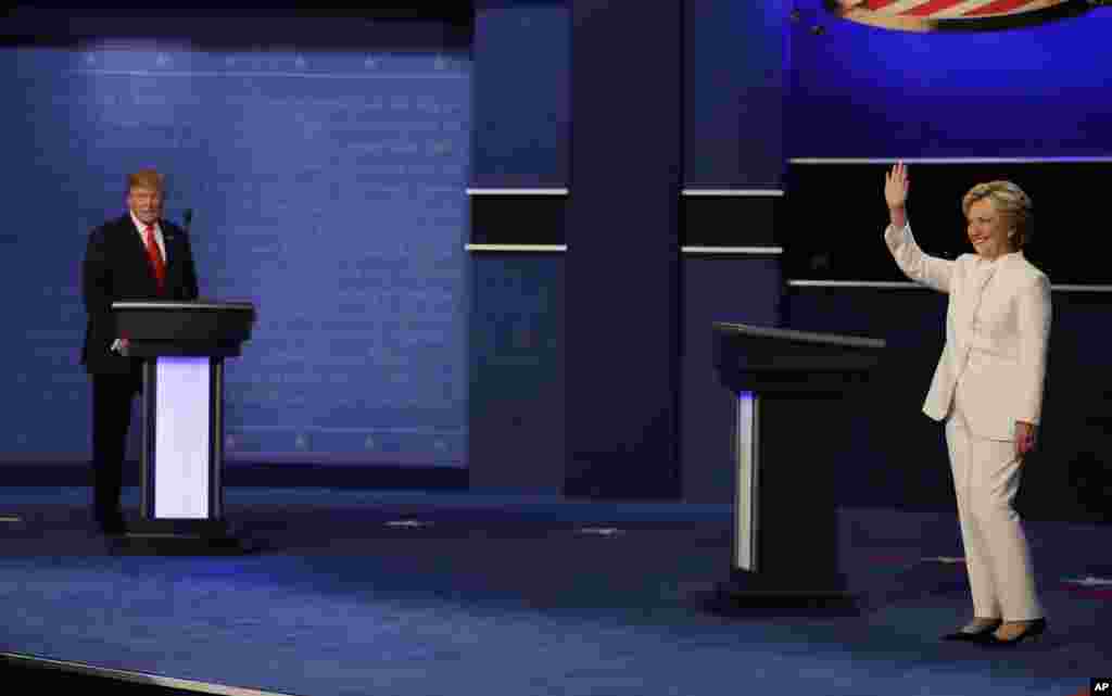 Democratic presidential nominee Hillary Clinton arrives with Republican presidential nominee Donald Trump for the third presidential debate at UNLV in Las Vegas, Oct. 19, 2016. 