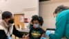 Un enfant reçoit le vaccin Pfizer lors d'une clinique de vaccination pour jeunes étudiants à la Ramsey Middle School, le samedi 13 novembre 2021 à Louisville, Kentucky. 