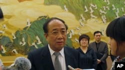 Zhao Qizheng answering questions from the press