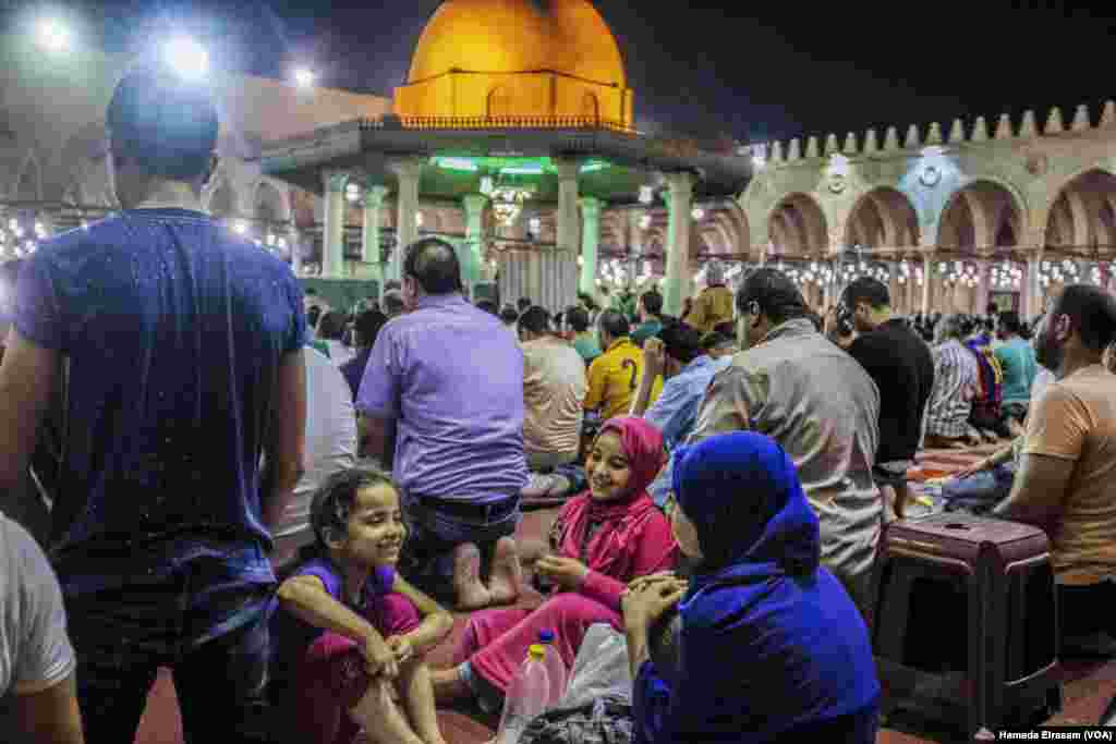 Young Muslim girls cut out from the prayers, which lasted for nearly four hours in Amru Ebn Alaas mosque in old Cairo, Egypt, June 21, 2017. (Hamada Elrasam/VOA)