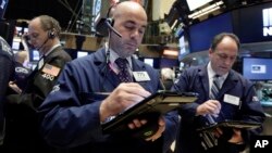 Fred DeMarco, center, works with fellow traders on the floor of the New York Stock Exchange, Nov. 2, 2016. The S&P 500 closed lower by a fraction of a percent on Friday, Nov. 4, for the ninth trading session in a row. 