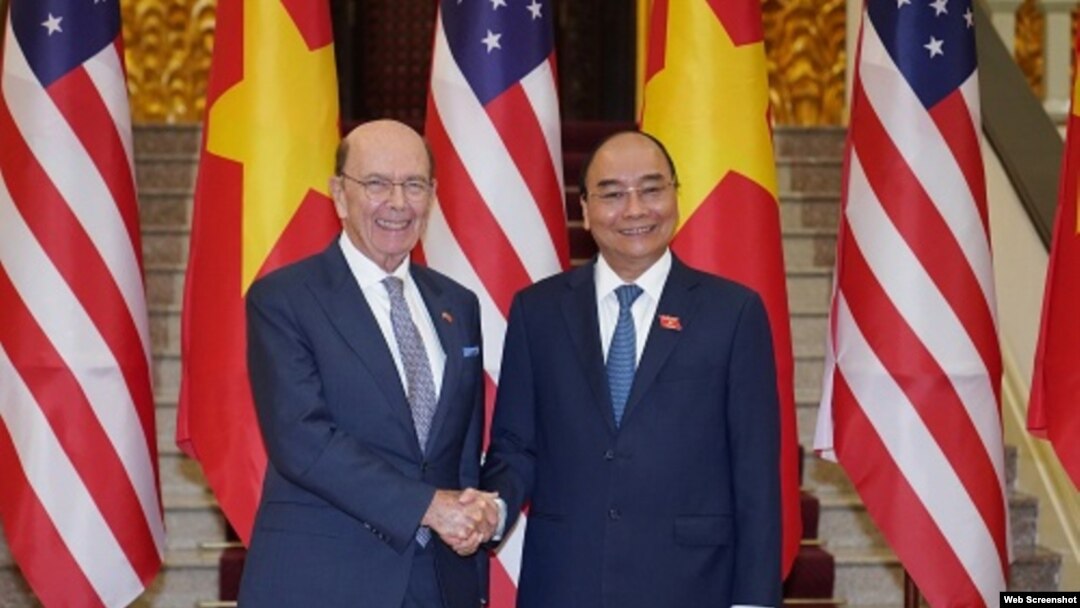 Bộ Trưởng Thương mại Wilbur Ross và Thủ tướng Việt Nam Nguyễn Xuân Phúc tại Hà Nội, ngày 08/11/2019. Photo Chinhphu