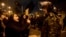 Una mujer asistente a la vigilia por los muertos en derribo de avión ucraniano en Irán habla con un policía en Teherán el 11 de enero de 2020.