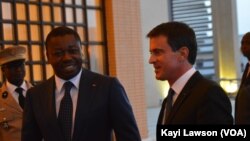 Faure Gnassingbé et Manuel Valls au Palais présidentiel, Lomé, Togo, le 28 octobre 2016 (VOA/Kayi Lawson)