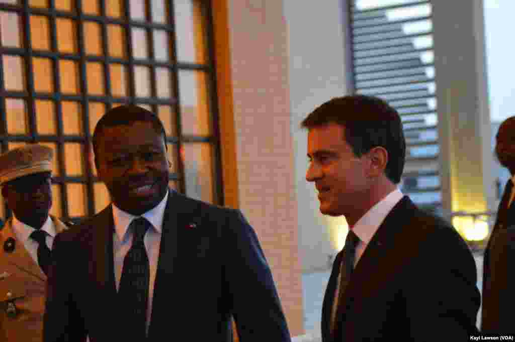 Faure Gnassingbé et Manuel Valls au Palais présidentiel, Lomé, Togo, le 28 octobre 2016 (VOA/Kayo Lawson)