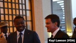 Faure Gnassingbé et Manuel Valls au Palais présidentiel, Lomé, Togo, le 28 octobre 2016 (VOA/Kayi Lawson)