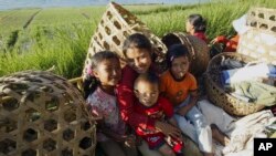 Keluarga petani di Bali duduk di bak belakang truk seusai panen bawang di Kintamani, Bali (Foto: dok). Pertengahan tahun ini, pemerintahan Presiden Jokowi telah mencanangkan tahun 2022 Indonesia harus bebas dari pekerja anak. 