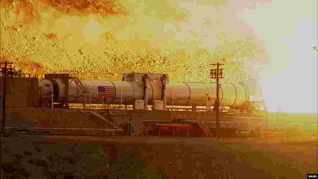 미 우주항공우주국, NASA 시험장에서 우주선 발사용 로켓 추진체의 연소 시험을 하고 있다. '오라이언' 화물 우주선 발사에 쓰일 예정이다.