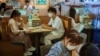Warga makan di restoran di kawasan Shibuya, di tengah lonjakan kasus COVID-19 di Tokyo, Jepang, Kamis (29/7). 