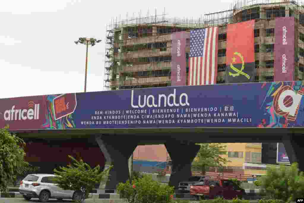 Bandeiras de Angola e dos EUA penduradas num edifício perto do Aeroporto Internacional 4 de fevereiro de Luanda, a 2 de dezembro de 2024, antes da visita do Presidente dos EUA, Joe Biden, a Angola.