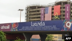 Bandeiras de Angola e dos EUA penduradas num edifício perto do Aeroporto Internacional 4 de fevereiro de Luanda, a 2 de dezembro de 2024, antes da visita do Presidente dos EUA, Joe Biden, a Angola.