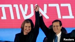 Isaac Herzog (kanan) dan Tzipi Livni, wakil pemimpin partai Persatuan Zionis di markas besar partainya di Tel Aviv, 18 Maret 2015 (REUTERS/Ronen Zvulun)