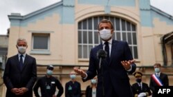 Президент Франции Эммануэль Макрон в защитной маске произносит речь в Вильнёв-ла-Гарен, недалеко от Парижа, 28 августа 2020