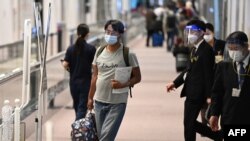 Wartawan Jepang Yuki Kitazumi, yang ditangkap aparat keamanan saat meliput pasca kudeta Myanmar, tiba di Bandara Narita di Narita, Prefektur Chiba pada 14 Mei 2021. (Foto: AFP)