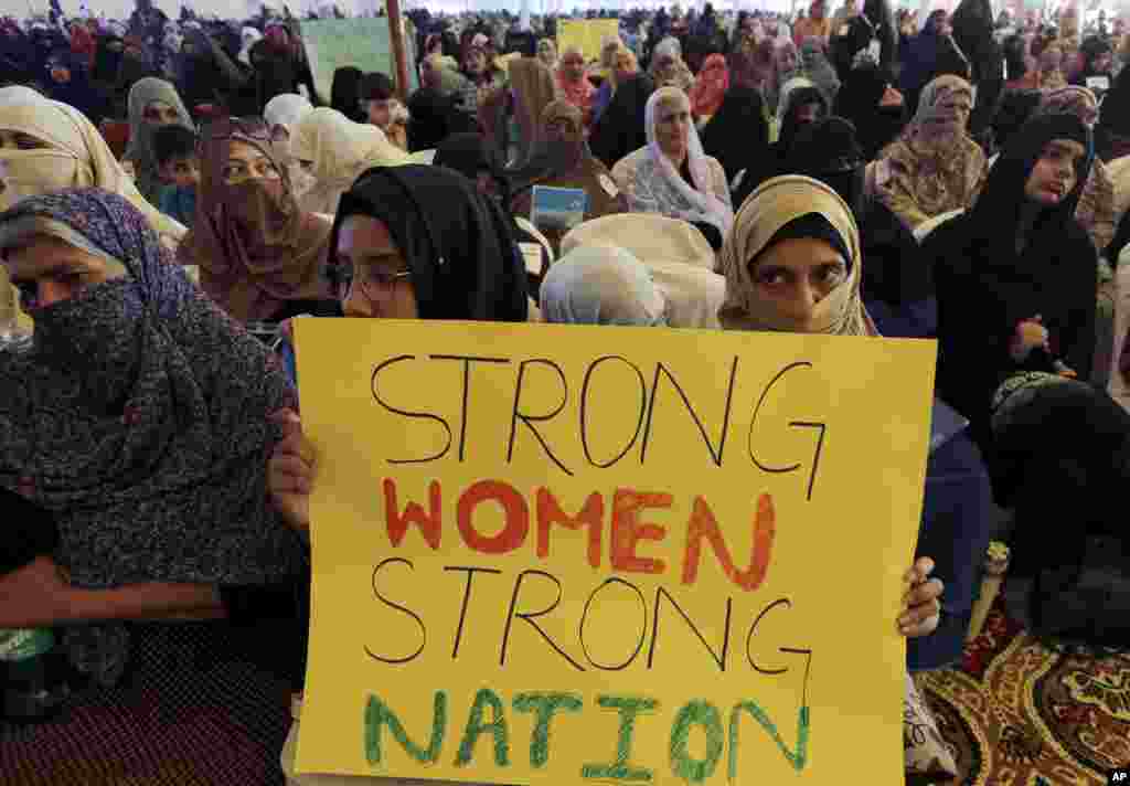 ریلی میں شریک خواتین کا کہنا تھا کہ مضبوط خواتین ہی مضبوط قوم کی معمار ہیں۔ انہوں نے خواتین کے لیے مساوی حقوق، بہتر ملازمتوں اور کام کرنے والی جگہوں پر تحفظ کا بھی مطالبہ کیا۔ 