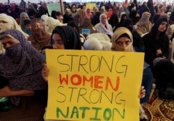 Unjuk rasa pro-perempuan jelang Hari Perempuan di Karachi, Pakistan, Sabtu, 7 Maret 2020. (Foto: AP)