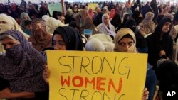 နိုင်ငံတကာအမျိုးသမီးများနေ့ အထိမ်းအမှတ်ပွဲ ဆင်နွှဲနေသည့် ပါကစ္စတန် အမျိုးသမီးများ။ (မတ်လ ၇၊ ၂၀၂၀)