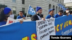 Representantes de la Alianza Nacional TPS en las afueras del Congreso en Washington DC para pedir su inclusión en Ley de presupuesto que se apresta a discutir el pleno luego de dar por cerrado acuerdo para echarla adelante. [Foto VOA/Tomás Guevara]