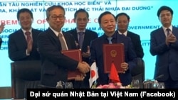 Đại sứ đặc mệnh toàn quyền Nhật Bản Yamada Takio (trái) và Bộ trưởng Tài nguyên và Môi trường Trần Hồng Hà tại lễ ký Công hàm trao đổi dự án hợp tác viện trợ không hoàn lại của Nhật Bản dành cho Việt Nam vào ngày 23/4/2021.