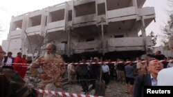 Hiện trường sau vụ đánh bom bên ngoài đại sứ quán Pháp ở Tripoli, ngày 23/4/2013.