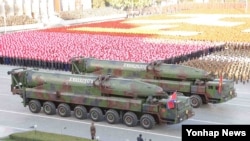 지난 10일 북한 노동당 창건 70주년을 맞아 평양 김일성광장에서 열린 사상 최대 규모의 열병식에서 탄두가 개량된 KN-08가 등장했다.