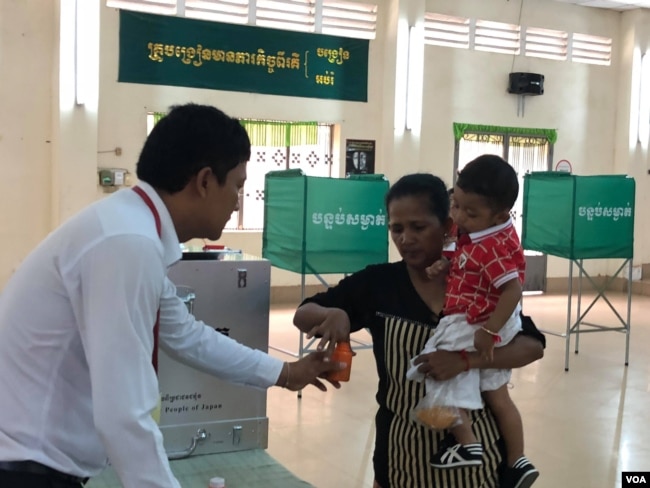 FILE: A Cambodian women inks her finger after casting her ballot at a polling station in Takhmao city, just outside of Cambodia's capital of Phnom Penh, Sunday, July 29, 2018. (Sok Khemara/VOA Khmer)