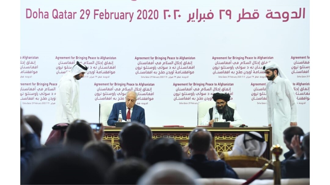Wakil-wakil Amerika dan Taliban pada 29 Februari 2020 di Doha, Qatar, menandatangani perjanjian perdamaian yang berisi empat komponen penting. (Foto: Courtesy/Kemenlu RI)