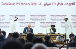 Wakil-wakil Amerika dan Taliban pada 29 Februari 2020 di Doha, Qatar, menandatangani perjanjian perdamaian yang berisi empat komponen penting. (Foto: Courtesy/Kemenlu RI)