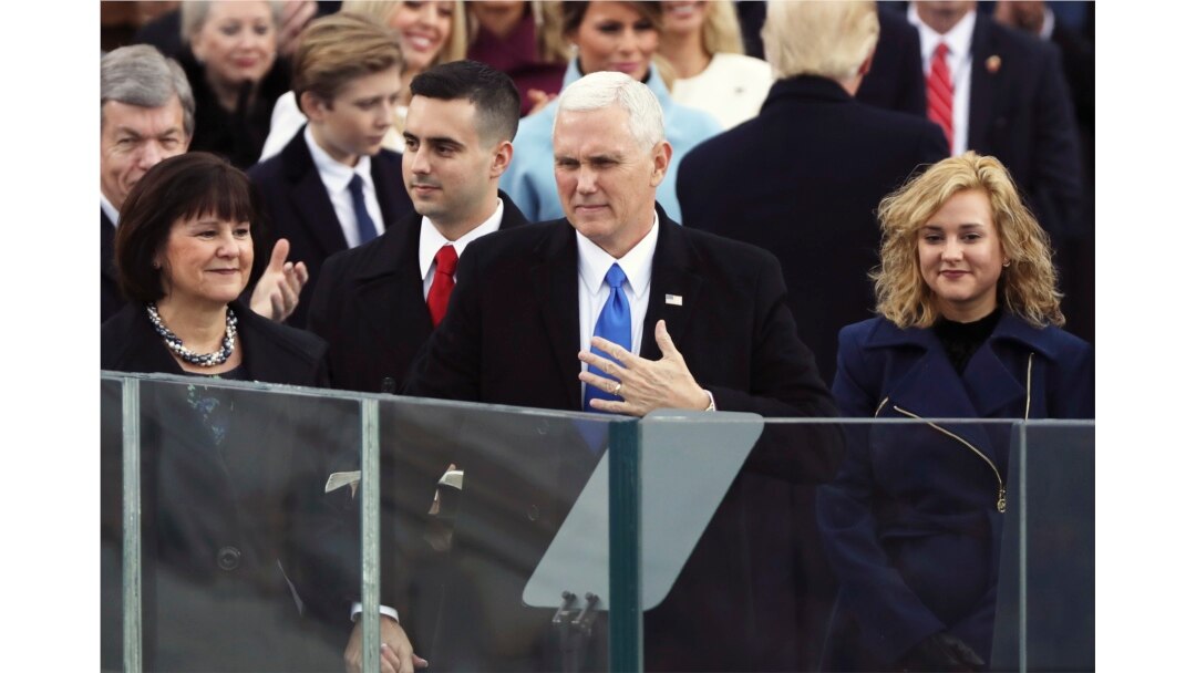 Wakil Presiden Mike Pence didampingi istrinya Karen Pence (kiri), anaknya Michael dan Charlotte (kanan) setelah diambil sumpahnya dalam upacara inaugurasi Presiden Donald Trump sebagai presiden AS ke-45 di gedung Capitol, Washington, D.C., 20 Januari 2017.