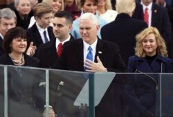 Wakil Presiden Mike Pence didampingi istrinya Karen Pence (kiri), anaknya Michael dan Charlotte (kanan) setelah diambil sumpahnya dalam upacara inaugurasi Presiden Donald Trump sebagai presiden AS ke-45 di gedung Capitol, Washington, D.C., 20 Januari 2017.