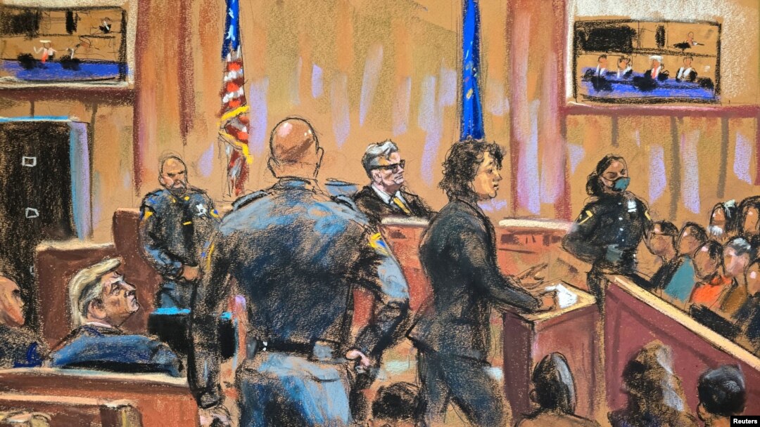 El juez Juan Merchán preside la sala, el expresidente estadounidense Donald Trump (der.) se sienta junto a su abogado Emil Bove durante la selección del jurado de su juicio en la ciudad de Nueva York, el 19 de abril de 2024 en este boceto de la sala del tribunal. 