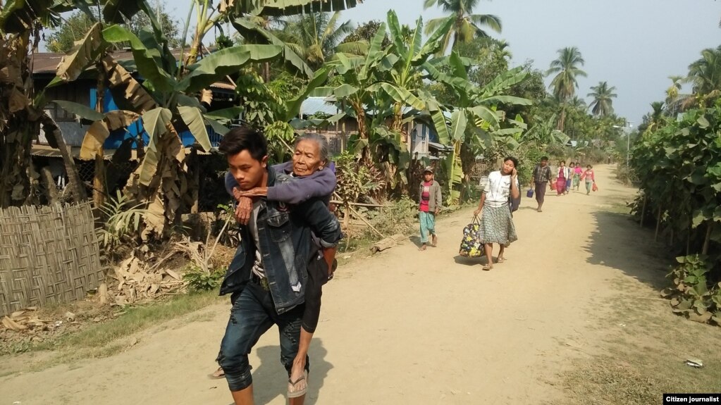 ရခုိင္ျပည္နယ္တြင္း တုိက္ပဲြေတြေၾကာင့္ ေဒသခံမ်ားထြက္ေျပး (ဓါတ္ပံု ခရက္ဒစ္- Khine Murn Chun)