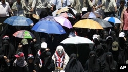 Women march during a demonstration demanding the ouster of Yemen's President Ali Abdullah Saleh in the southern city of Taiz, April 16, 2011