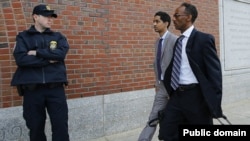 ሮቤል ፊሊጶስ (በስተግራ)፣ ጠበቃ ደረጀ ደምሴ (በስተቀኝ)